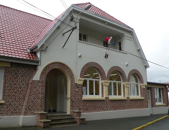 Vue de l'entrée principale de la mairie d'hamelincourt et de la salle polyvalente.